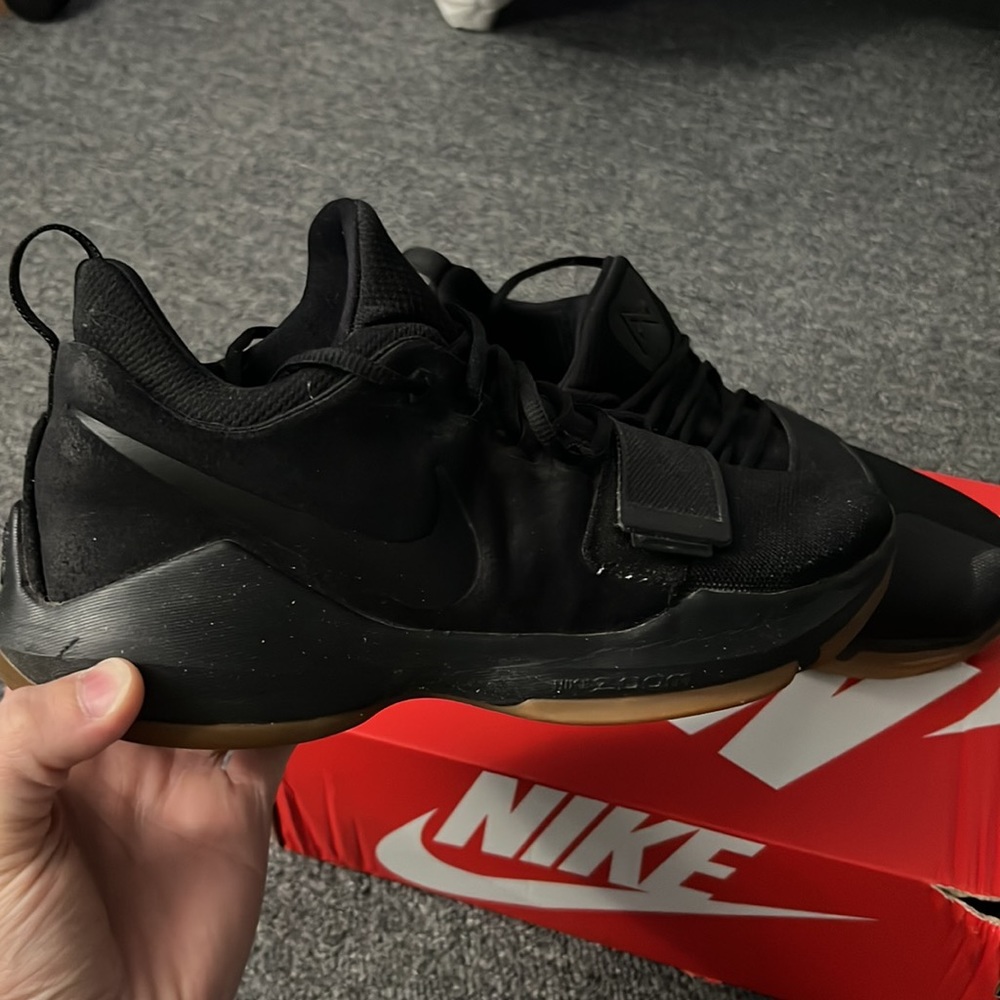 NIKE Paul George 1 Black Gum